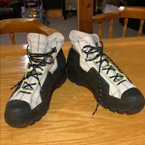 CONVERSE White and Black SNOW Boots, SZ 10, BARELY WORN AWESOME CONDITION!!!